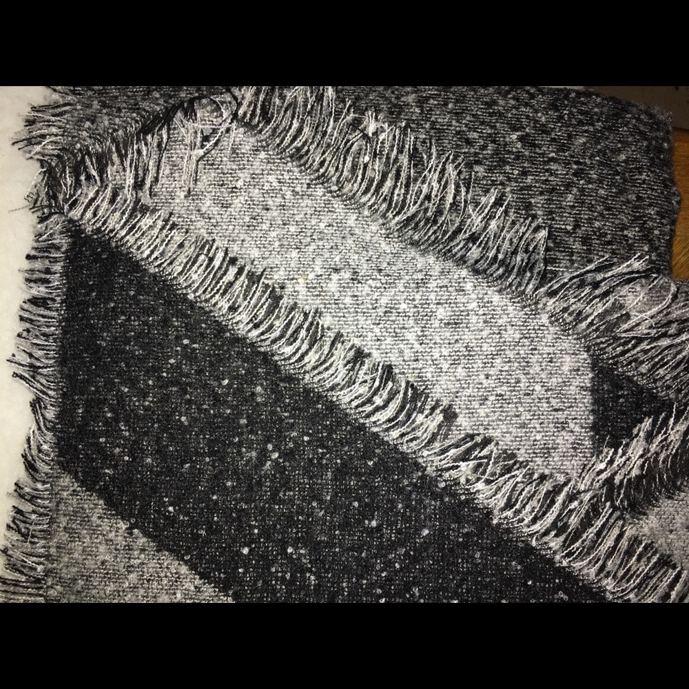 NEW Beautiful Grey and Black Wrap/Scarf - Picture 6 of 6